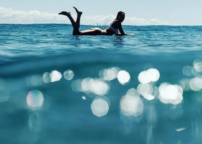 ホステル Swell Hotel, Pool Bar & Restaurant タナロット