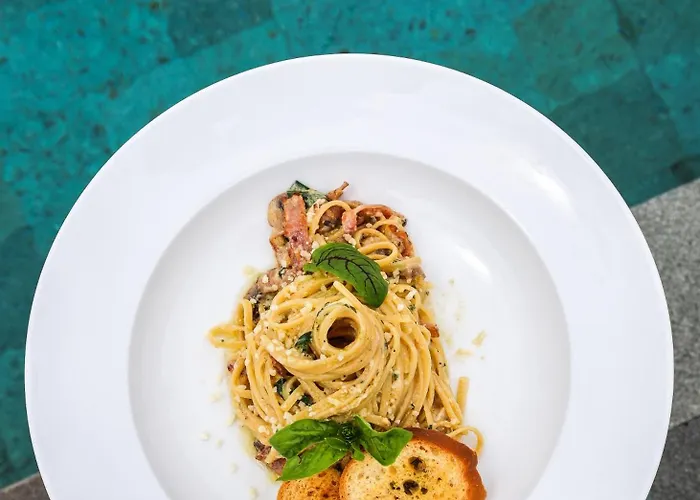 Swell Hotel, Pool Bar & Restaurant ホステル