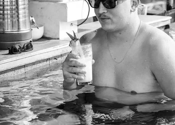 Swell Hotel, Pool Bar & Restaurant ホステル