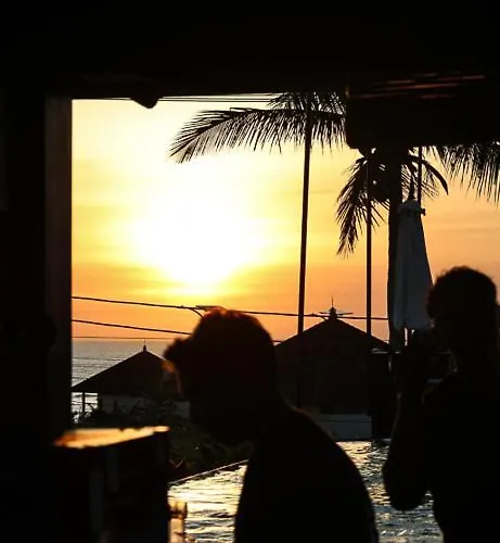 ホステル Swell Hotel, Pool Bar & Restaurant タナロット